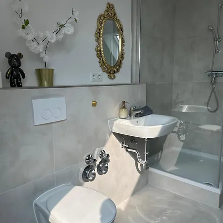 148qm Apartment, Naehe Duesseldorf, 4 Schlafzimmer, Privater Parkplatz * 杜伊斯堡