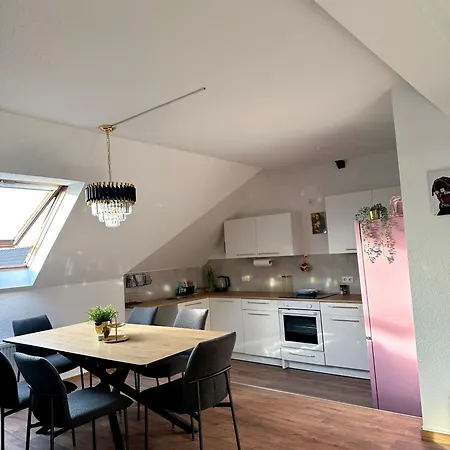 148qm Apartment, Naehe Duesseldorf, 4 Schlafzimmer, Privater Parkplatz * 杜伊斯堡